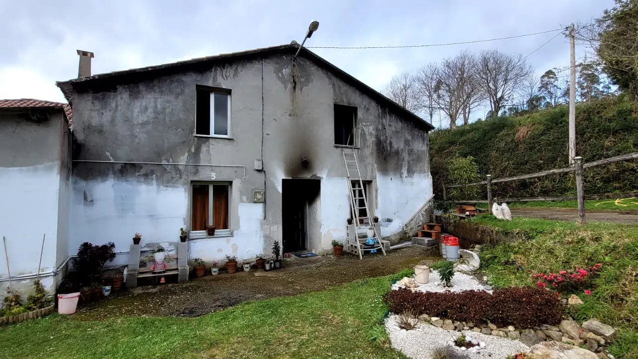 Imagen de la casa de Ortegal tras la ca&iacute;da de un rayo