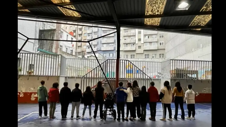 Anxo y sus compañeros en el patio del colegio Anxo y sus compañeros en el patio del colegio