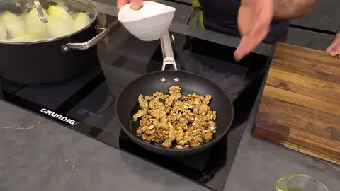 Agrega las nueces y fríelas Agrega las nueces y fríelas