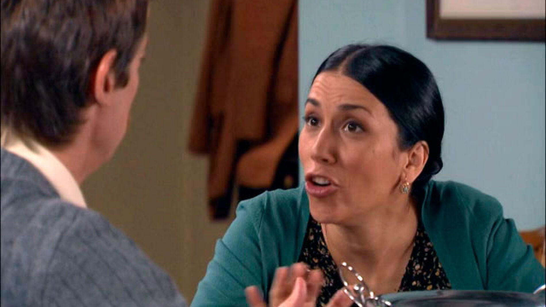 Manuela decide traspasar el hostal