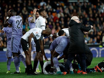 Mouctar Diakhaby siendo atendido tras lesionarse de gravedad en el Valencia-Real Madrid