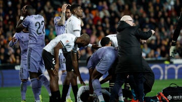 Mouctar Diakhaby siendo atendido tras lesionarse de gravedad en el Valencia-Real Madrid