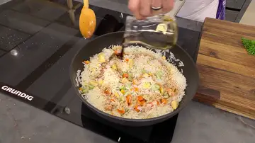 Añade el arroz y las hortalizas, y saltea todo brevemente