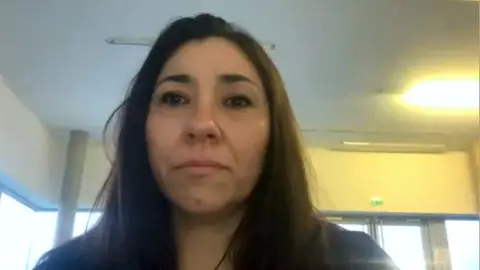 Sandra, atrapada en Francia con sus hijos: su expareja la maltrataba y no autoriza que los menores vuelvan a España Sandra, atrapada en Francia con sus hijos: su expareja la maltrataba y no autoriza que los menores vuelvan a España