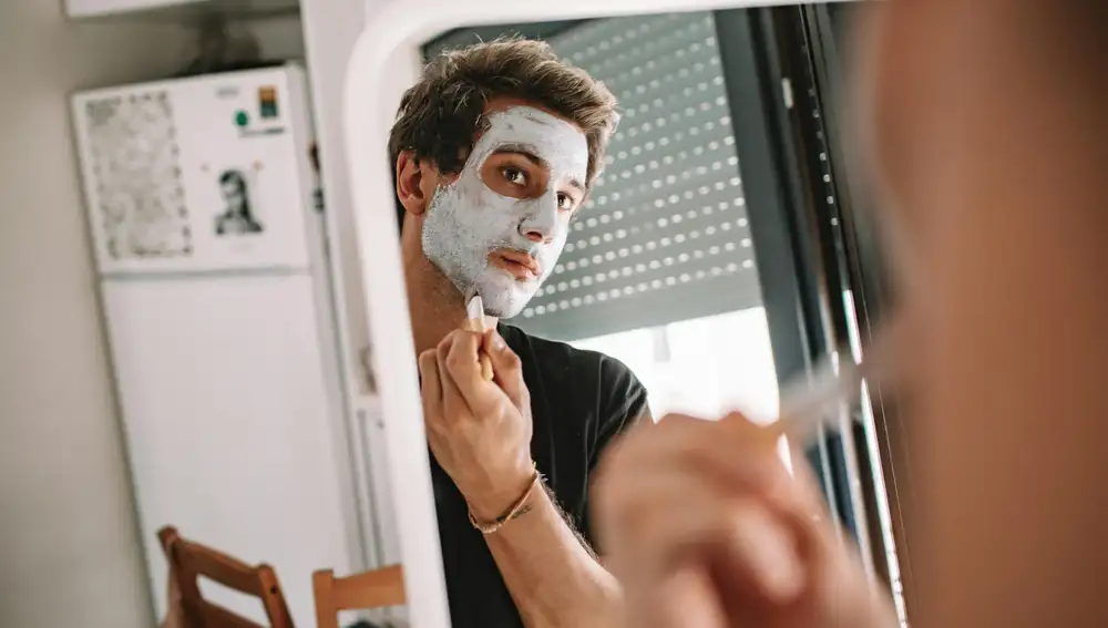 Hombre aplicándose un cosmético facial