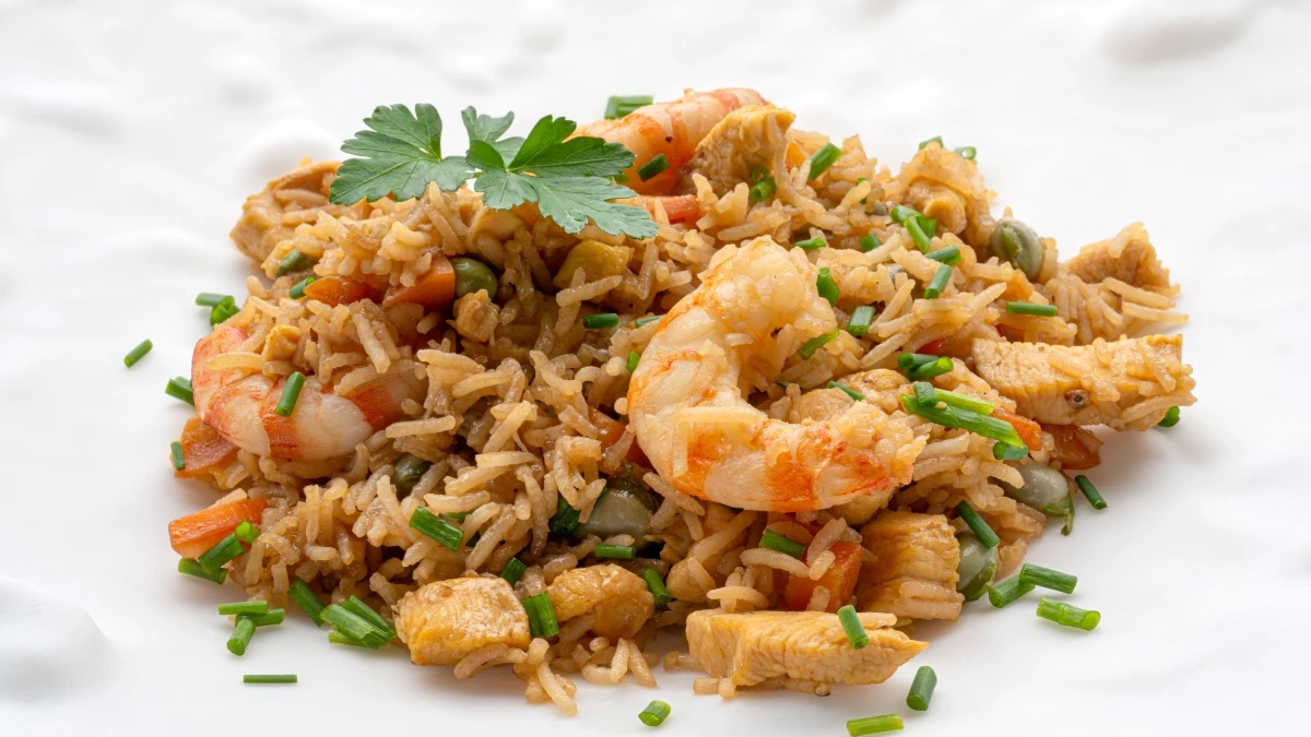 Arroz frito con langostinos, pollo y habitas Arroz frito con langostinos, pollo y habitas