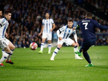 Kylian Mbappé dispara para anotar el primer gol en el Reale Arena