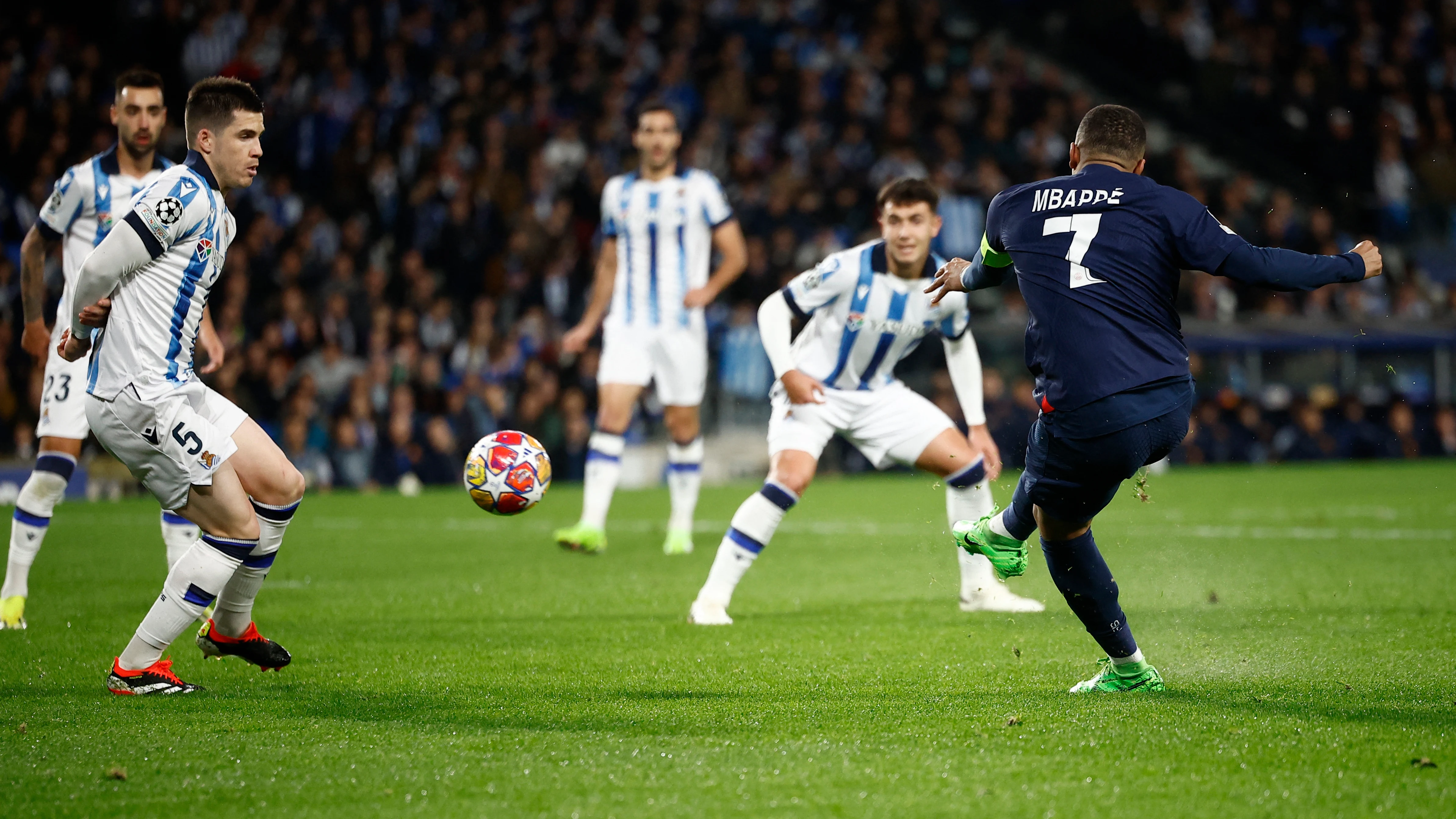 Kylian Mbappé dispara para anotar el primer gol en el Reale Arena Kylian Mbappé dispara para anotar el primer gol en el Reale Arena