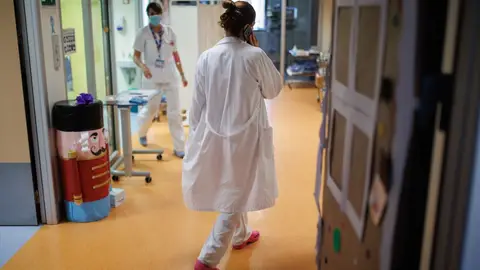 Personal sanitario en un hospital, en una imagen de archivo Personal sanitario en un hospital, en una imagen de archivo