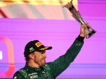 Fernando Alonso en el podio del GP de Arabia Saudí 2023