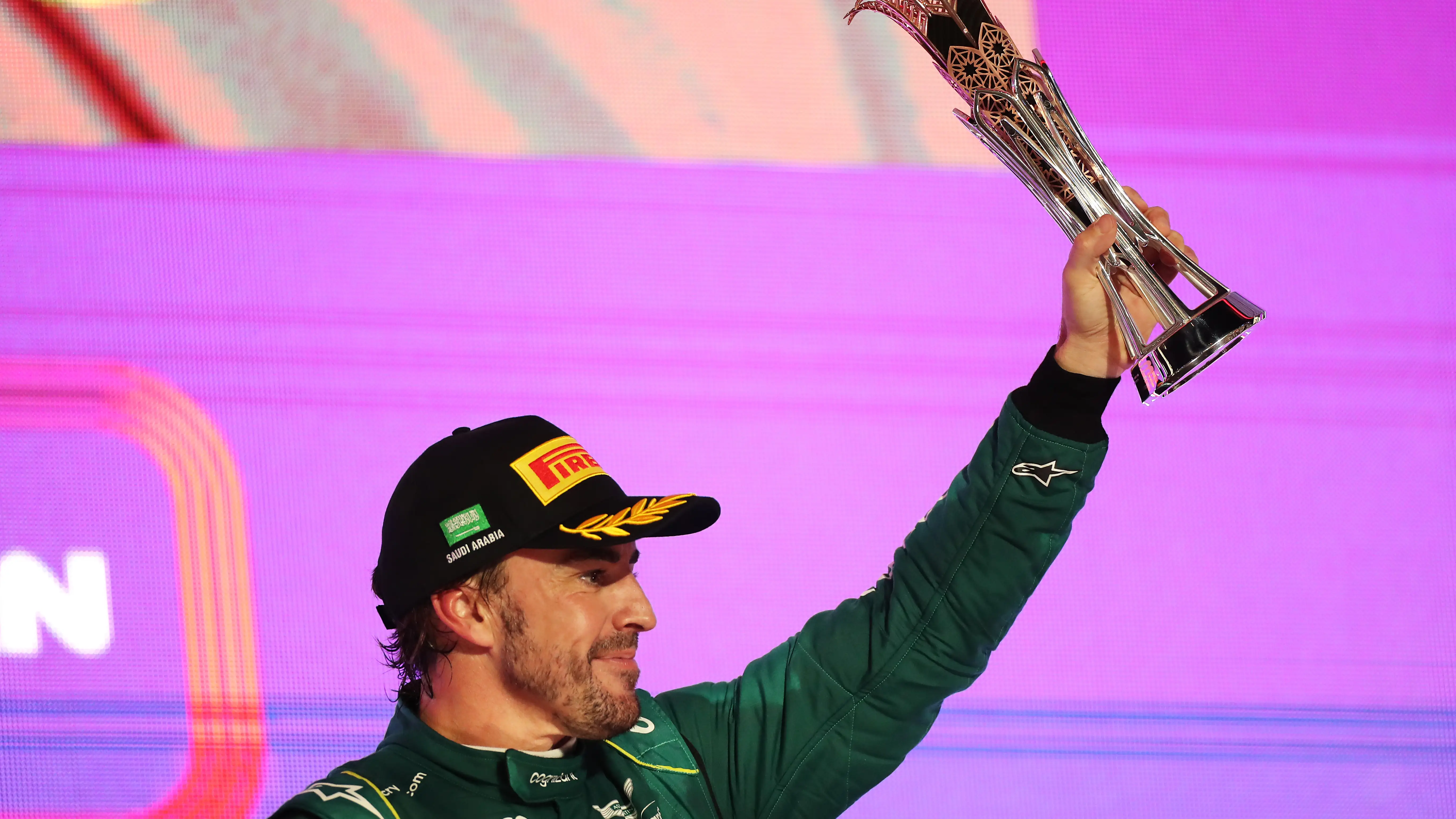 Fernando Alonso en el podio del GP de Arabia Saud&iacute; 2023