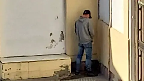 Suciedad, peleas y mendicidad: los vecinos de un barrio de Cádiz denuncian una situación insostenible desde hace 14 años