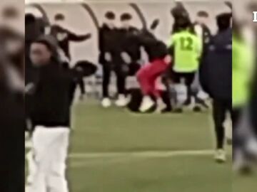 Una multitudinaria pelea entre aficionados en un partido de fútbol en Sils deja a un jugador con parálisis facial