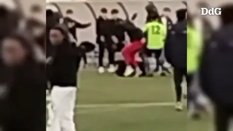 Una multitudinaria pelea entre aficionados en un partido de fútbol en Sils deja a un jugador con parálisis facial Una multitudinaria pelea entre aficionados en un partido de fútbol en Sils deja a un jugador con parálisis facial