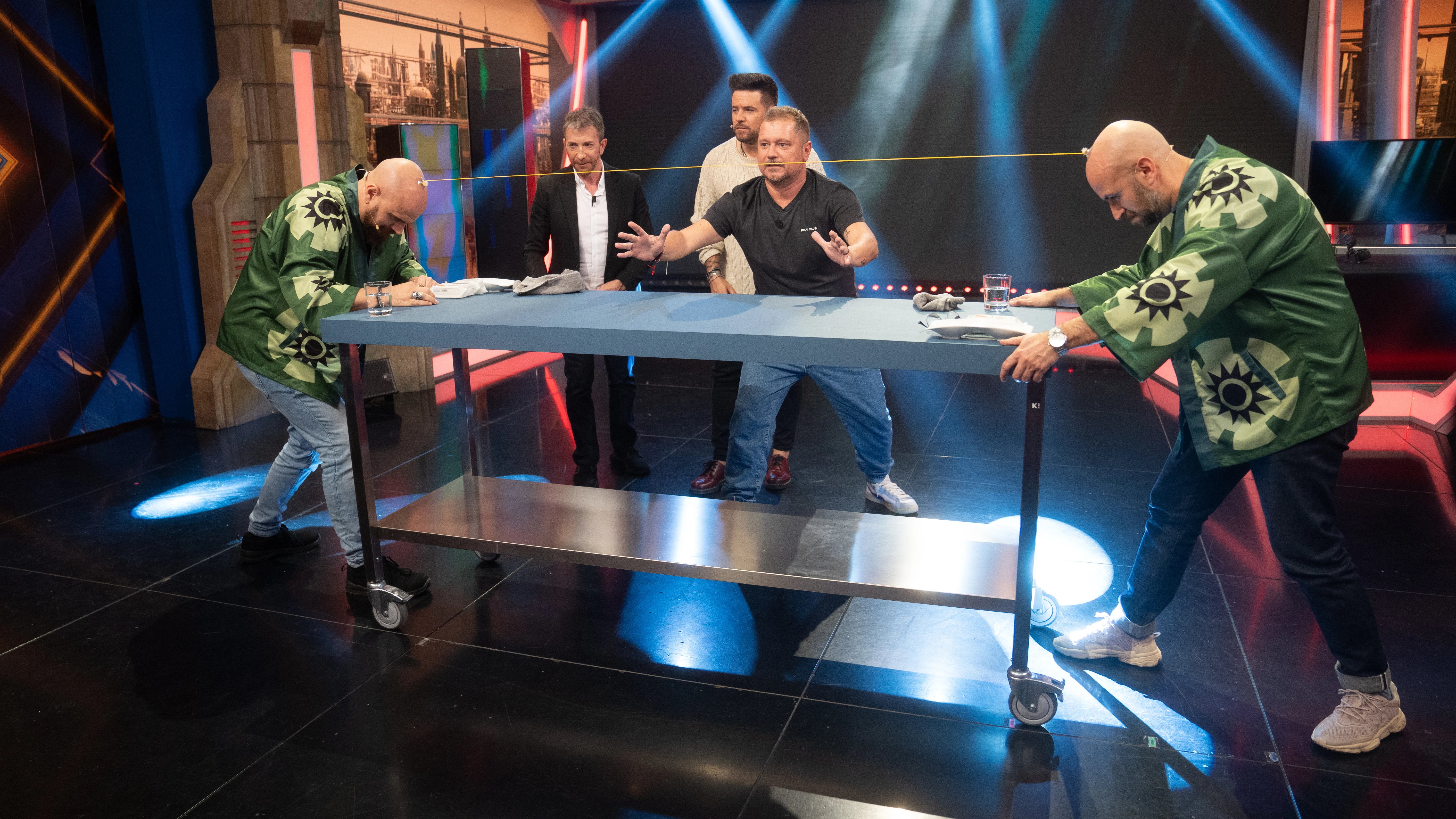 ¡Competición de calvos! El Monaguillo recrea un peculiar juego japonés en El Hormiguero ¡Competición de calvos! El Monaguillo recrea un peculiar juego japonés en El Hormiguero