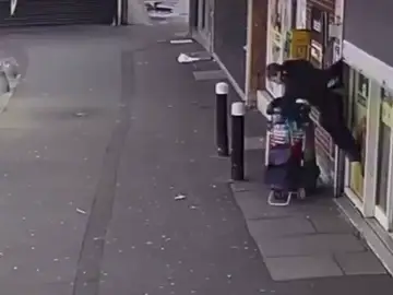 Mujer sorprendida al subirse la persiana Mujer sorprendida al subirse la persiana