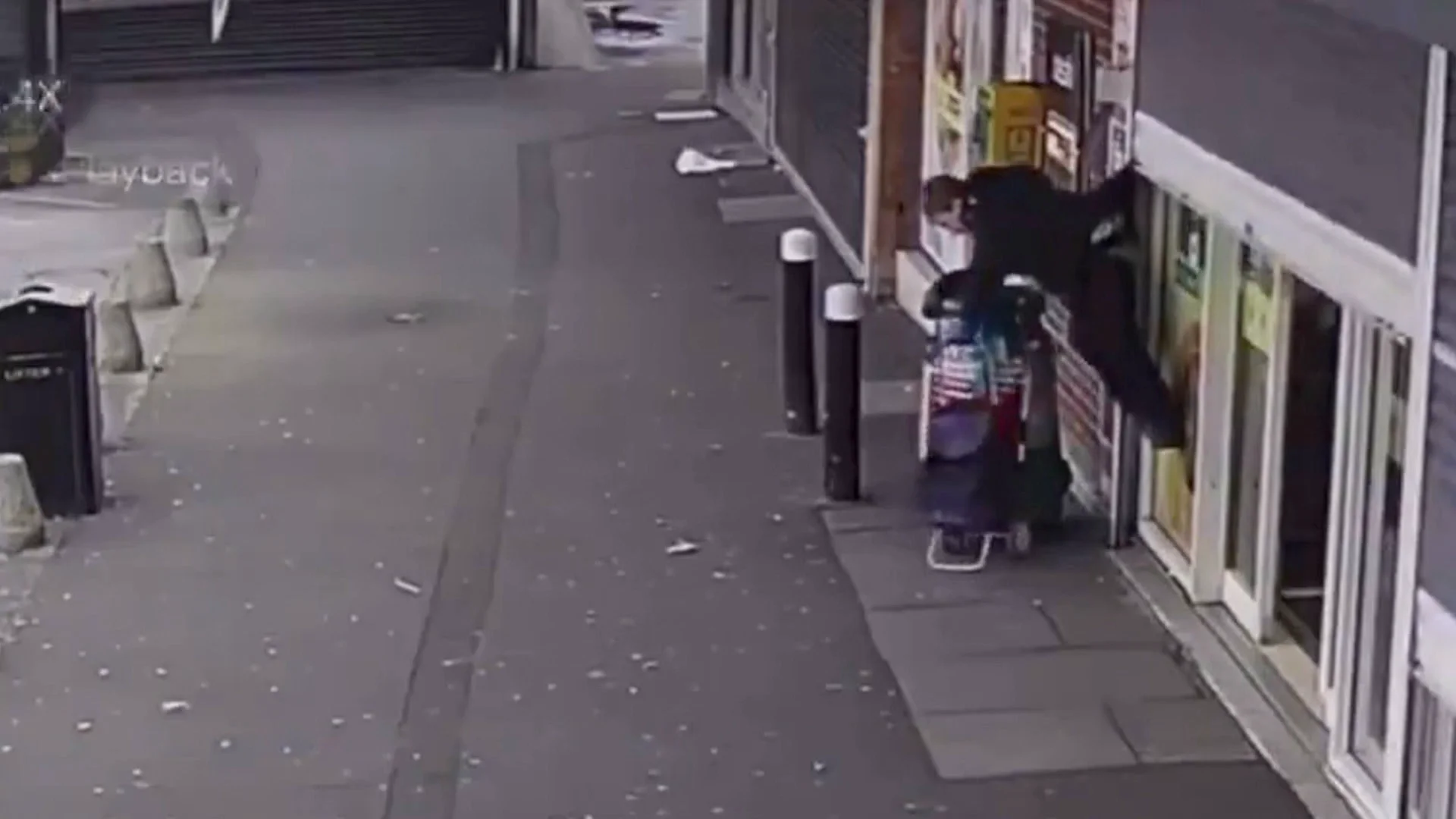 Mujer sorprendida al subirse la persiana