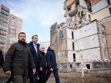 Zelenski pasea por Odesa junto a Mitsotakis, primer ministro griego