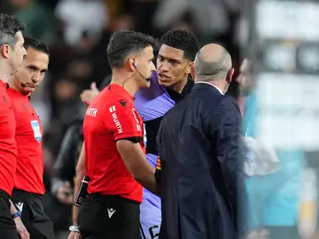 Jude Bellingham protestando a Gil Manzano tras ser expulsado en el Valencia - Real Madrid Jude Bellingham protestando a Gil Manzano tras ser expulsado en el Valencia - Real Madrid