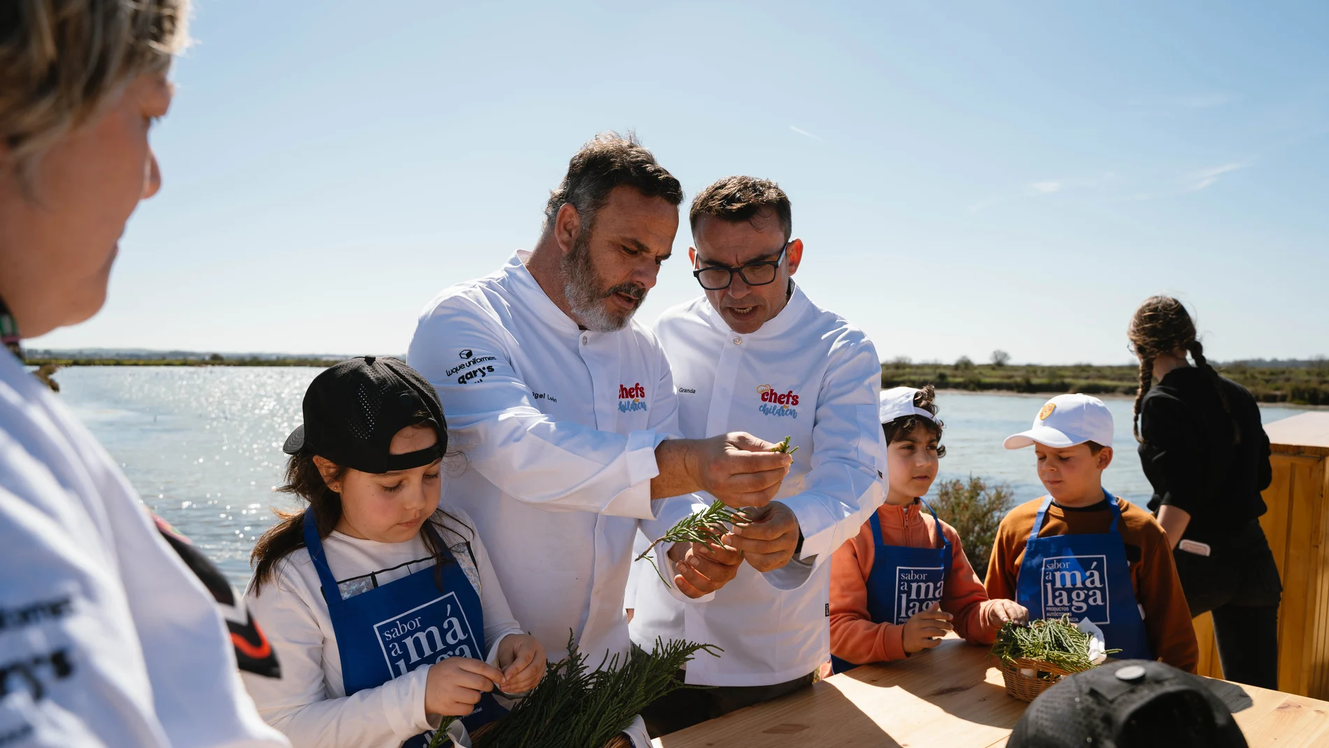 Reconocidos chefs imparten un taller de cocina solidaria para niños con autismo en Cádiz