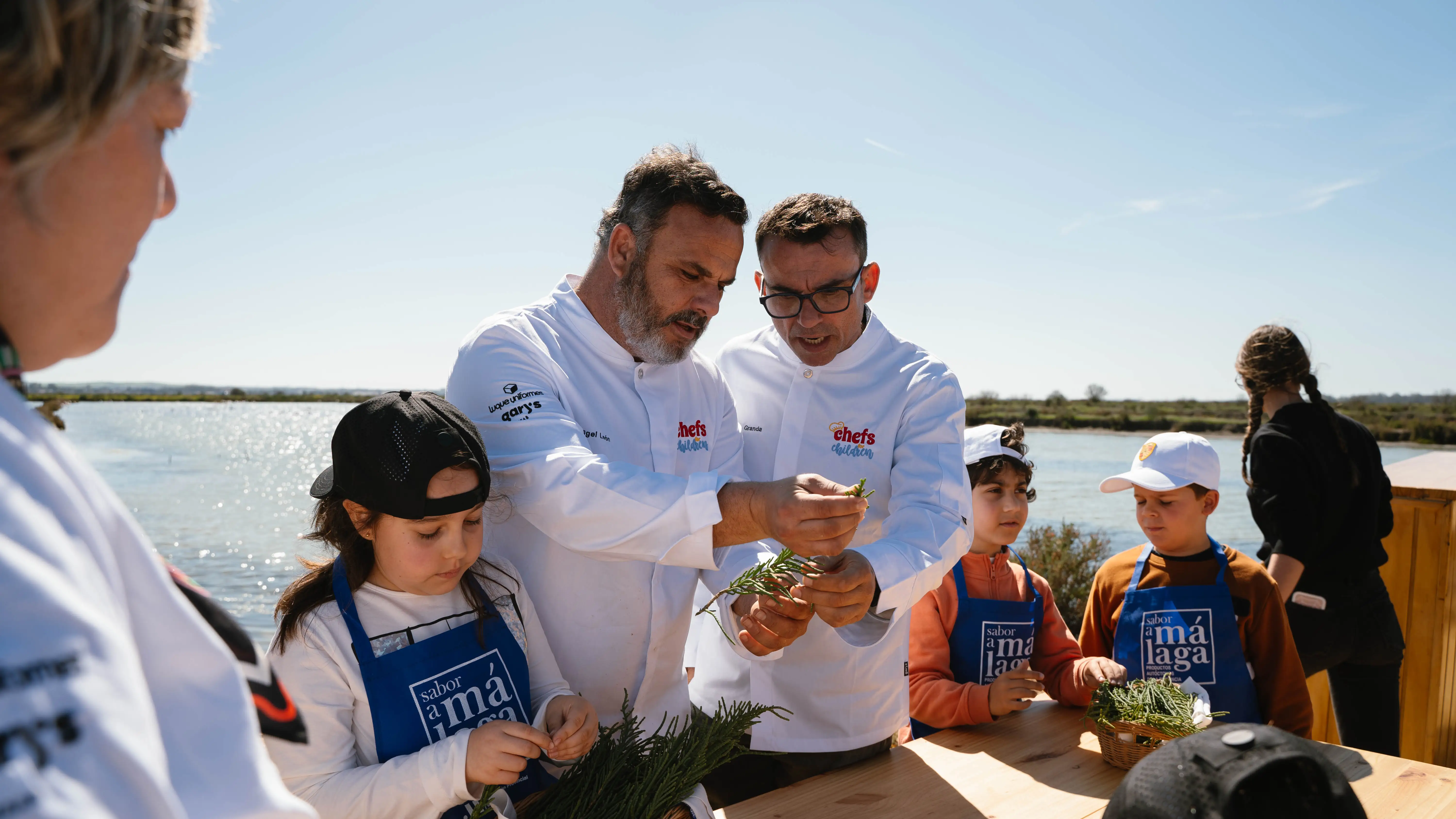 Reconocidos chefs imparten un taller de cocina solidaria para niños con autismo en Cádiz Reconocidos chefs imparten un taller de cocina solidaria para niños con autismo en Cádiz