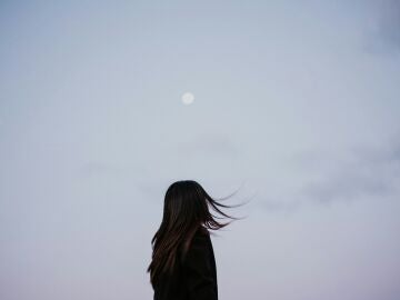 Chica mirando la luna