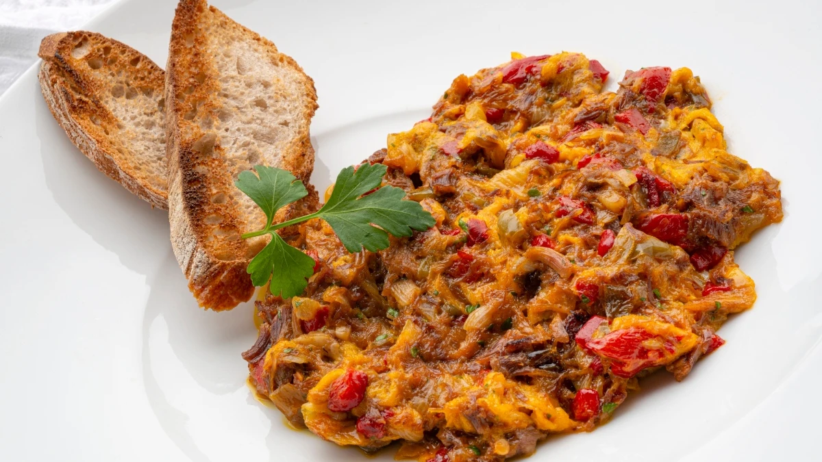 Revuelto de ropa vieja, una receta de aprovechamiento de Karlos Argui&ntilde;ano