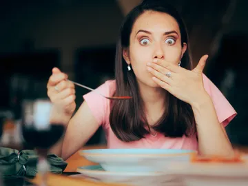 Mujer comiendo en un restaurante Mujer comiendo en un restaurante