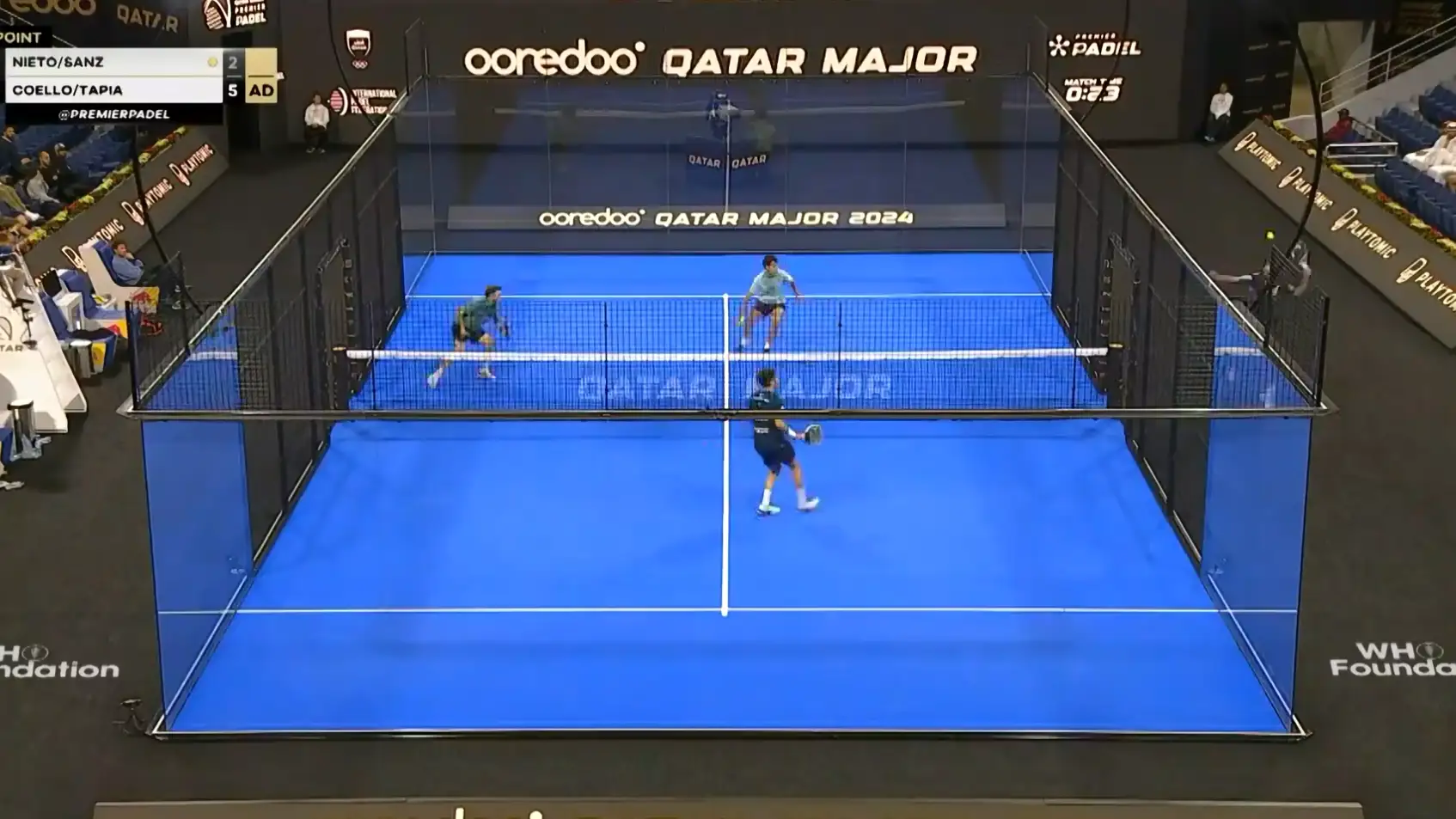 Arturo Coello rematando una bola en el torneo de Qatar ante Nieto y Sanz