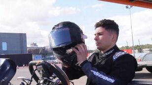 Carlos Tatay subido a un kart