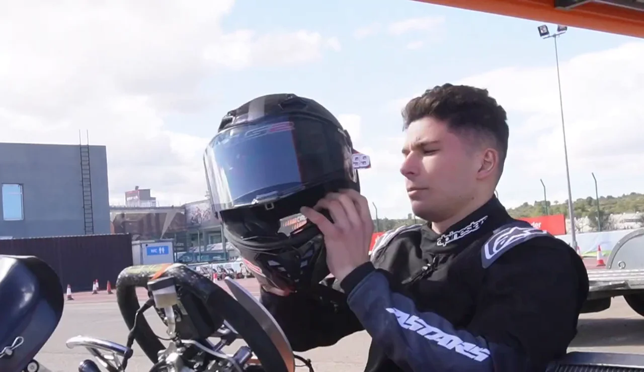 Carlos Tatay subido a un kart