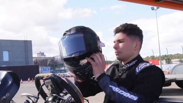 Carlos Tatay subido a un kart