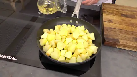 Vierte el vino y cocínalas a fuego medio Vierte el vino y cocínalas a fuego medio