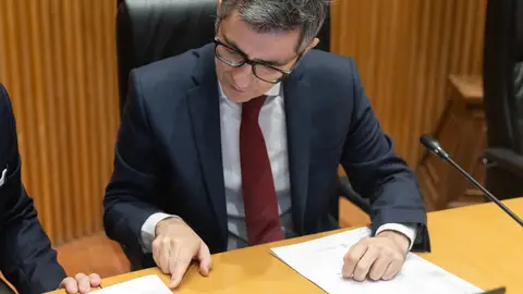 Félix Bolaños leyendo documentos