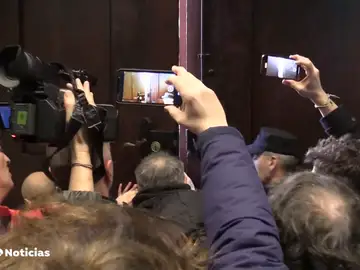 Intento de asalto al Parlamento navarro en las protestas de los agricultores 