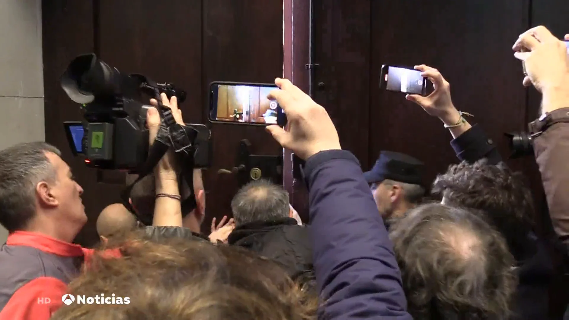 Intento de asalto al Parlamento navarro en las protestas de los agricultores 