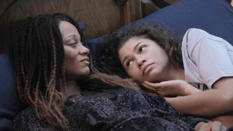 Zendaya como Rue y Nika King como Leslie en Euphoria