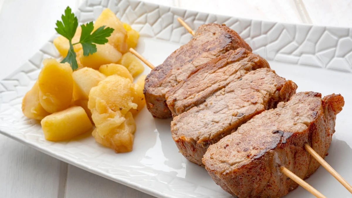 Brocheta de solomillo de cerdo con manzana