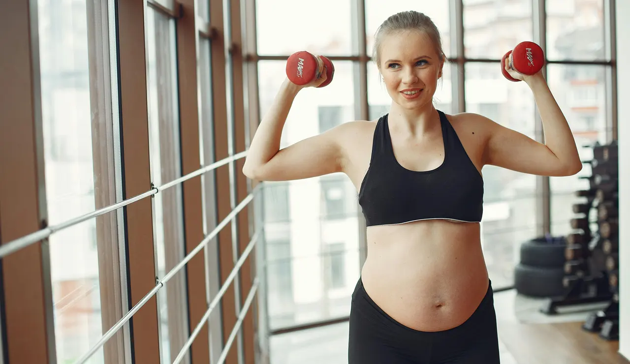 Una mujer embarazada hace ejercicios de fuerza
