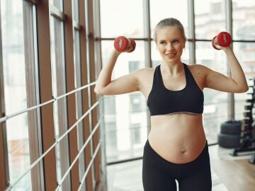 Una mujer embarazada hace ejercicios de fuerza