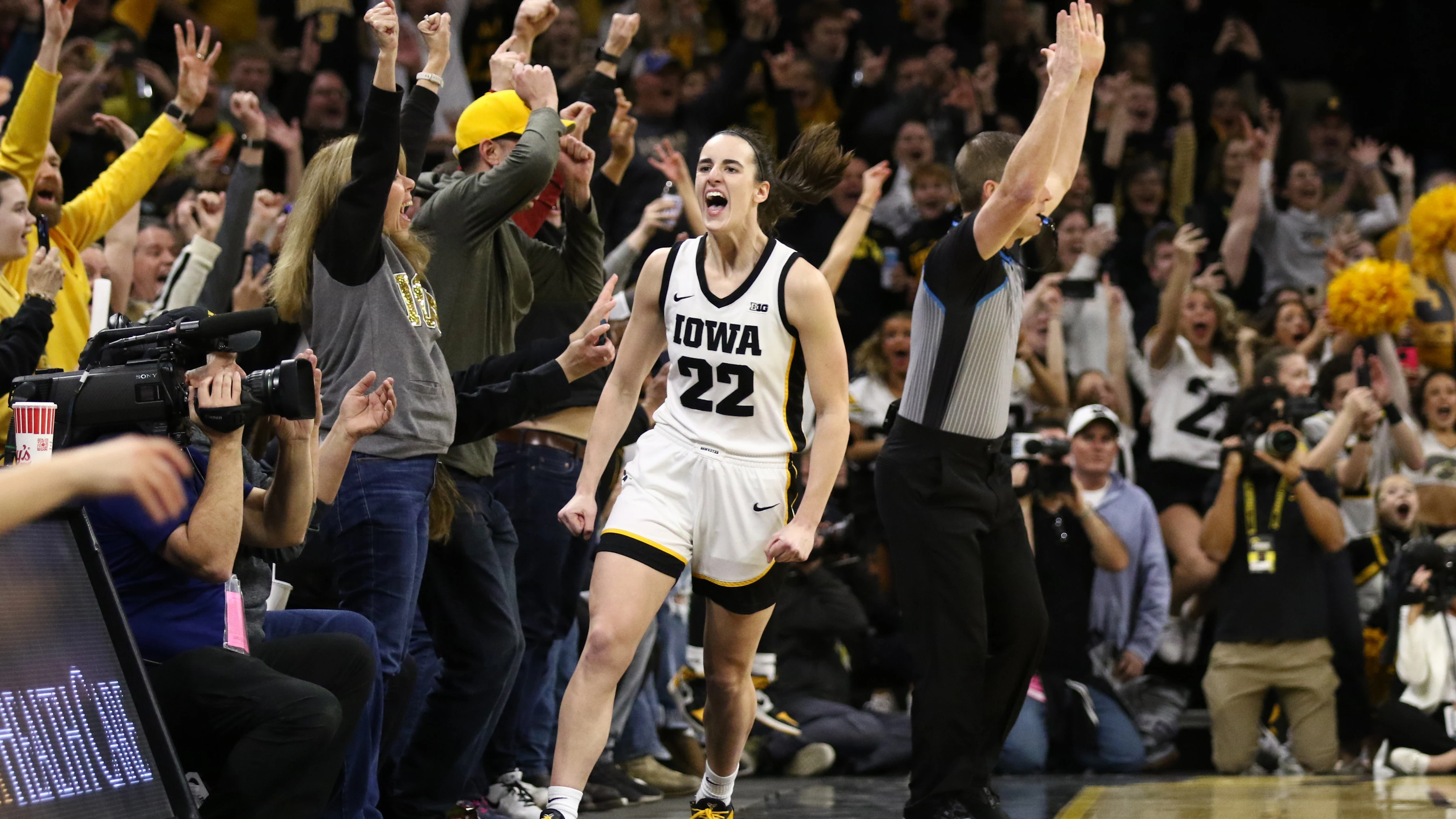 Caitlin Clark celebra durante un partido en la NCAA Caitlin Clark celebra durante un partido en la NCAA