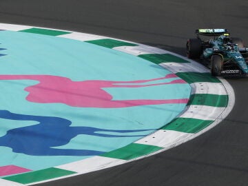 Fernando Alonso negocia una curva en el Jeddah Corniche Circuit