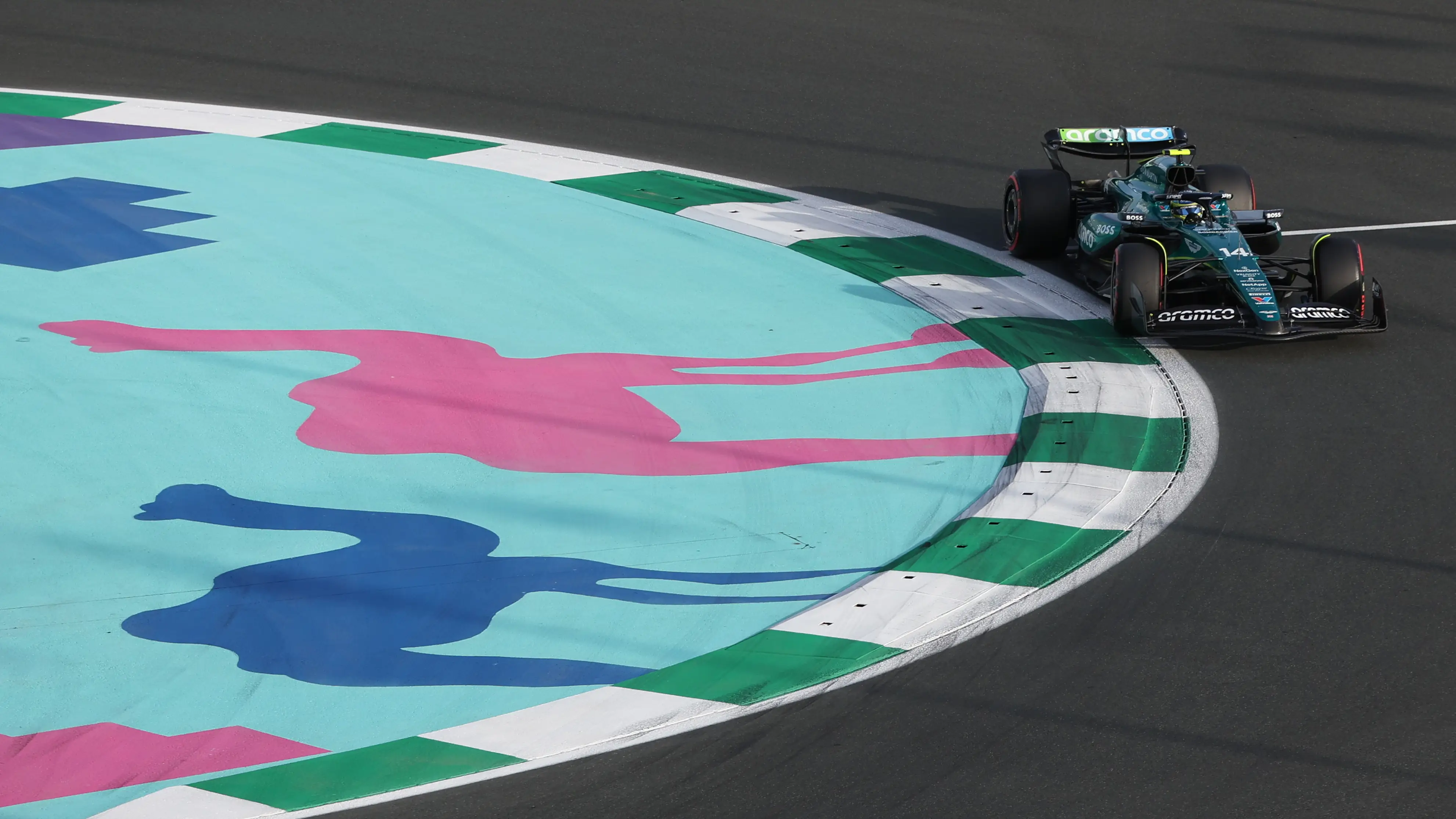 Fernando Alonso negocia una curva en el Jeddah Corniche Circuit Fernando Alonso negocia una curva en el Jeddah Corniche Circuit