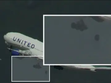 Imagen del momento en el que se desprende la rueda de la aeronave. Imagen del momento en el que se desprende la rueda de la aeronave.