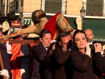 Acompañamos a María José Cantudo a recoger la medalla del Cristo de los Alabarderos: ¡Apasionante!