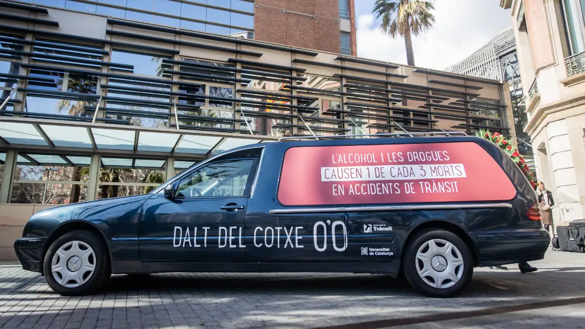 Imagen del coche fúnebre que recorrerán las carreteras catalanas para concienciar del riesgo del alcohol al volante Imagen del coche fúnebre que recorrerán las carreteras catalanas para concienciar del riesgo del alcohol al volante