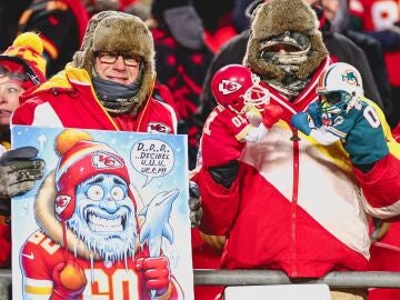 Dos aficionados de los Kansas City Chiefs en la grada del Arrowhead Stadium
