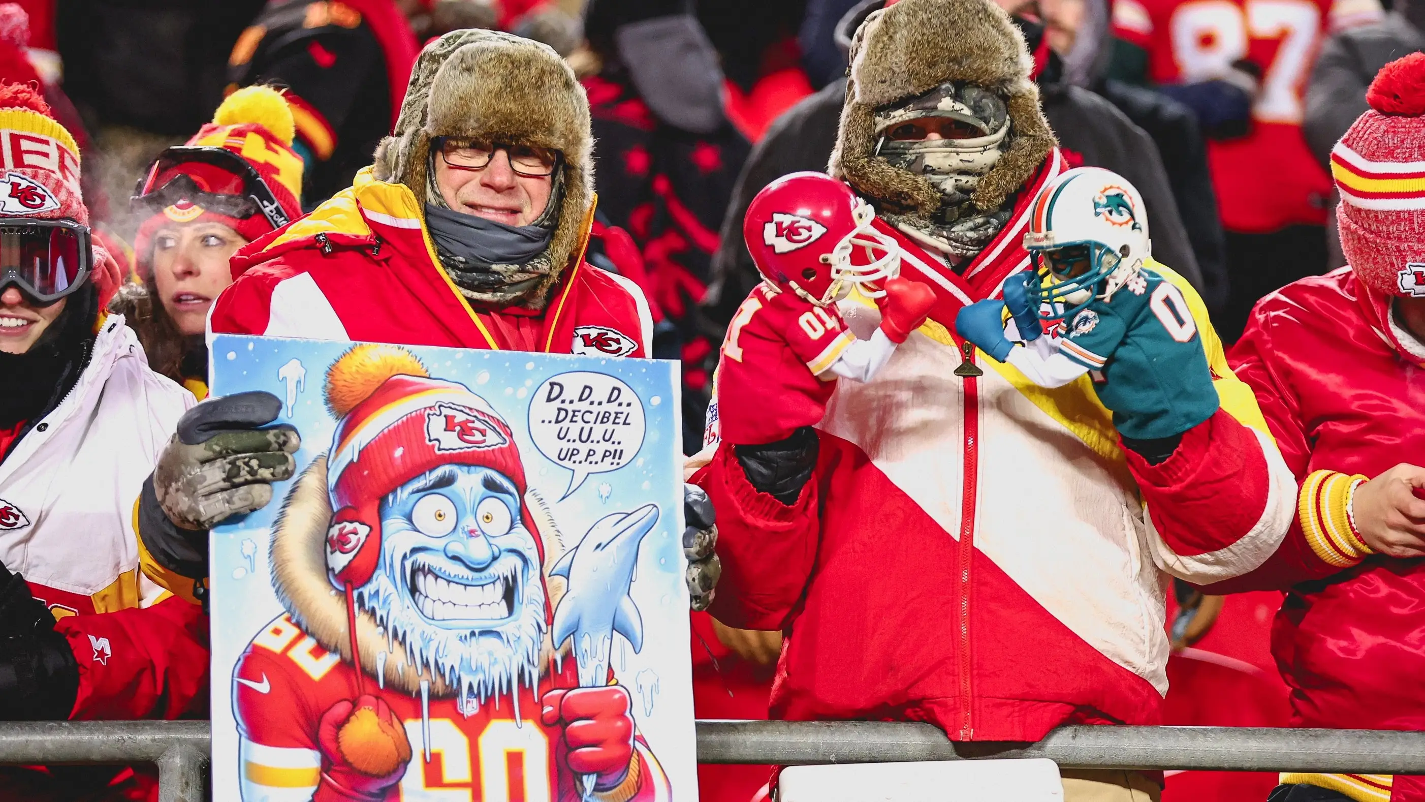 Dos aficionados de los Kansas City Chiefs en la grada del Arrowhead Stadium Dos aficionados de los Kansas City Chiefs en la grada del Arrowhead Stadium