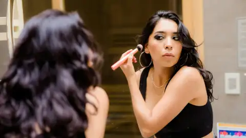 Mujer maquillándose Mujer maquillándose