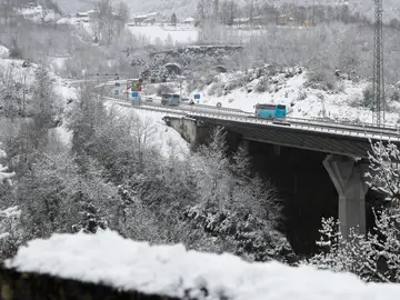 La autovía A-6 cerca del túnel de San Pedro, Lugo, este sábado. La montaña de la provincia de Ourense y la de Lugo La autovía A-6 cerca del túnel de San Pedro, Lugo, este sábado. La montaña de la provincia de Ourense y la de Lugo